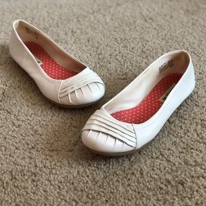 SIZE 6 WOMENS WHITE FLATS